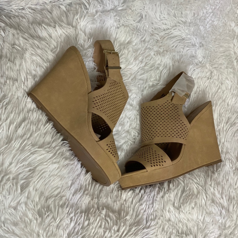 Call it Spring- Unareria-New in box - Picture 2 of 9